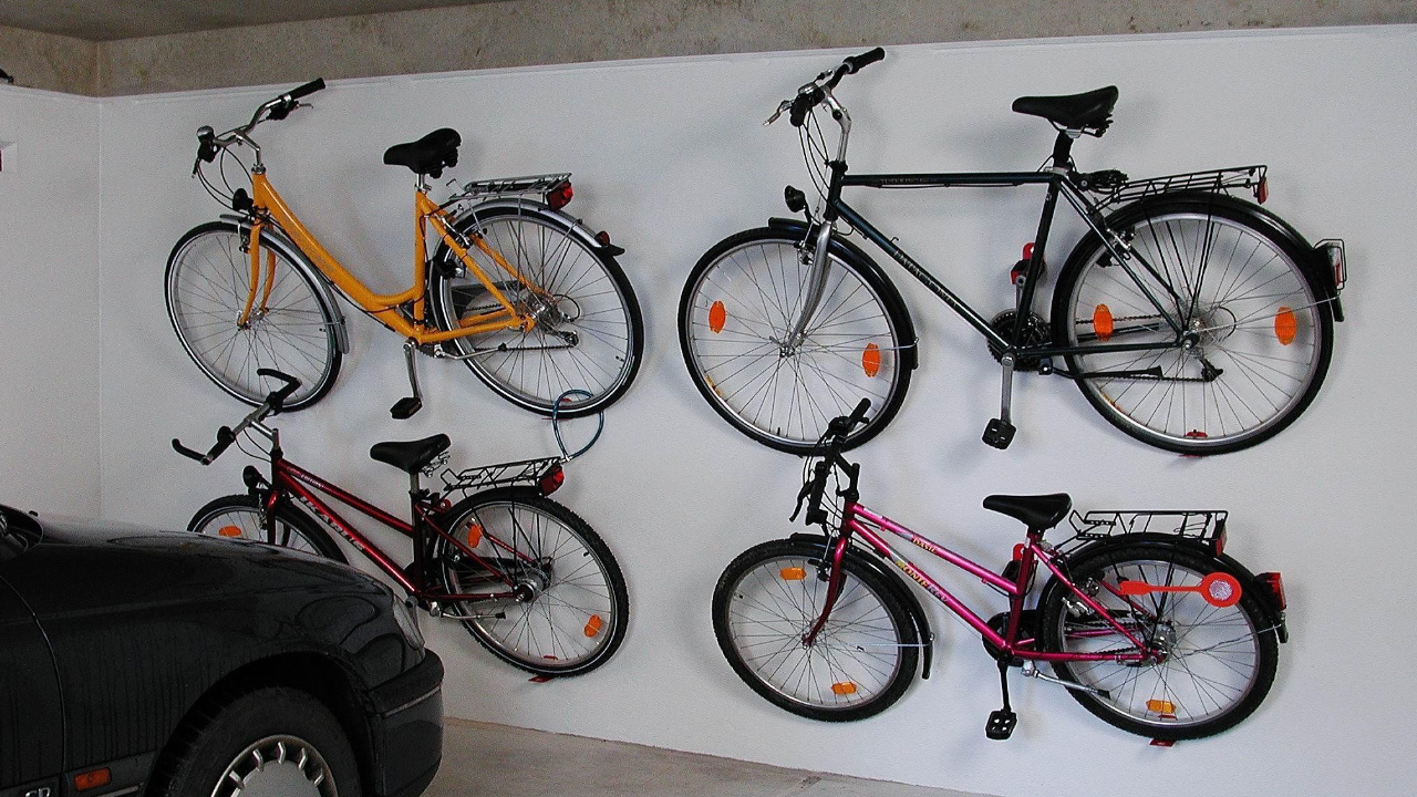 vélos sur des supports muraux dans un garage