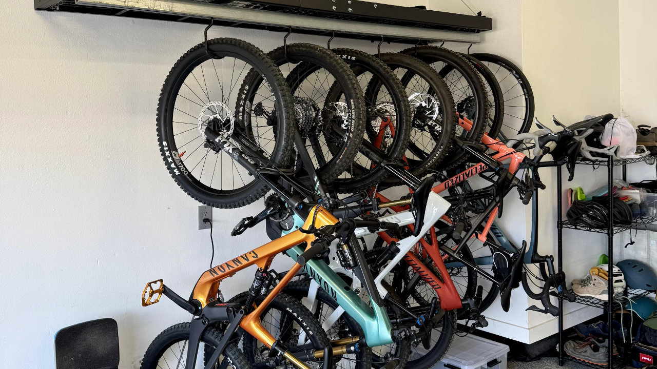 rangée de vélos électriques accrochés au mur dans un garage