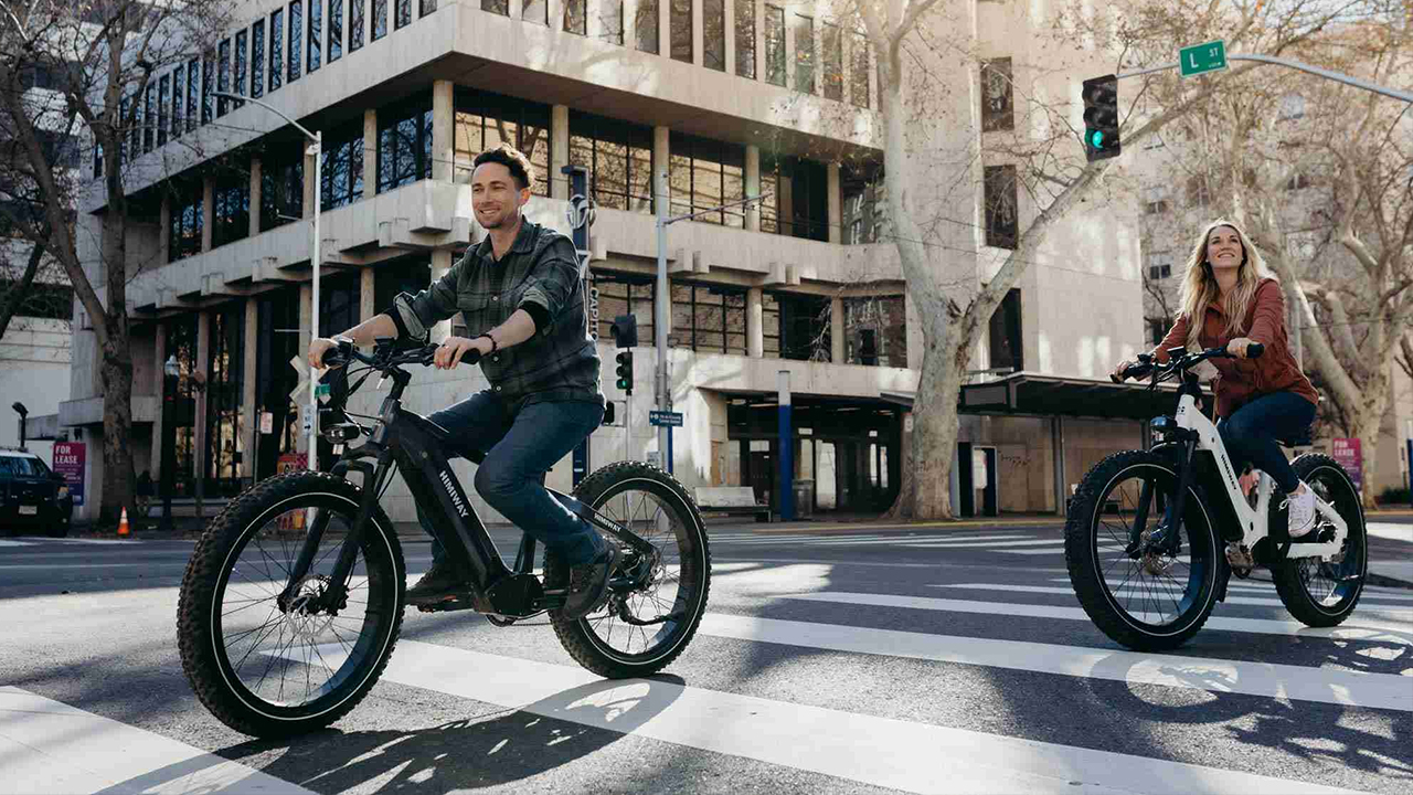 Couple faisant du vélo électrique dans leur petits trajets urbain