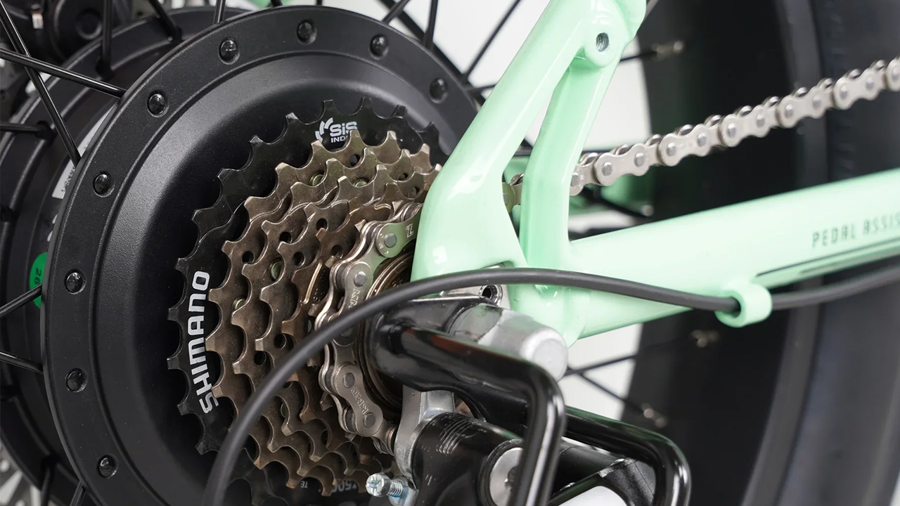 Vue de près d'un moteur pour vélo électrique taubik