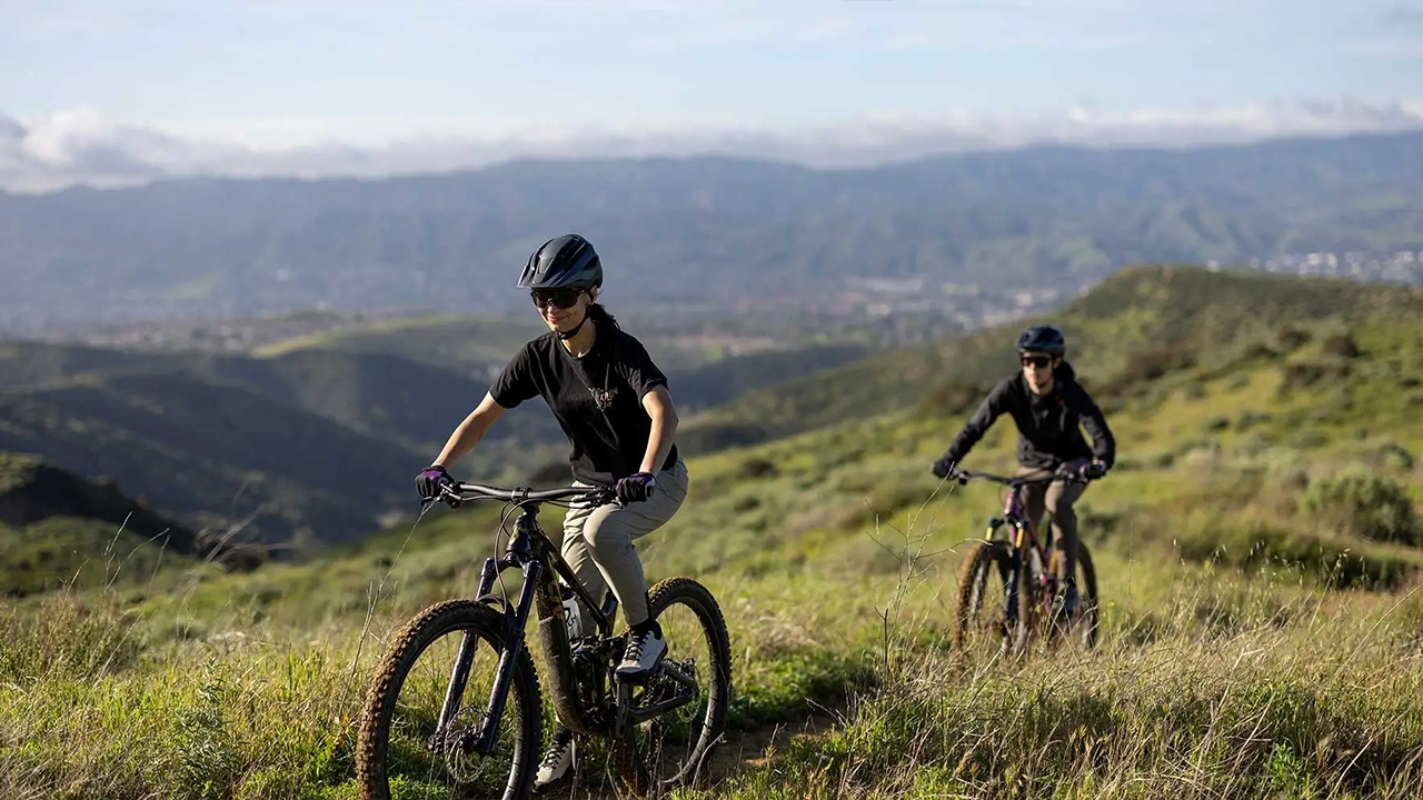 Couple faisant du vélo électrique de montagne