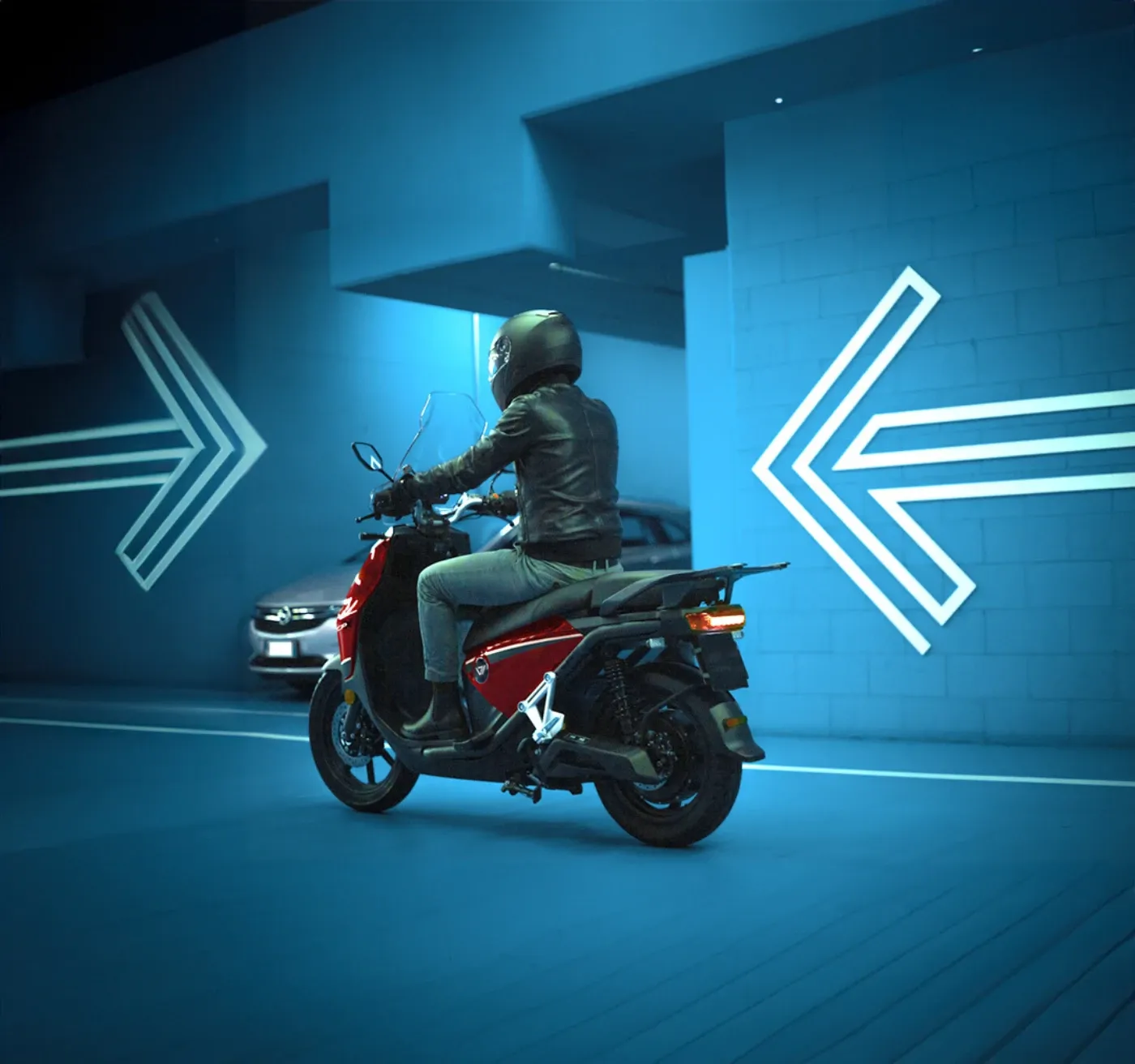 Conducteur casqué sur un scooter électrique VMoto CPx rouge en ville, parmi les modèles à comparer selon vos déplacements.